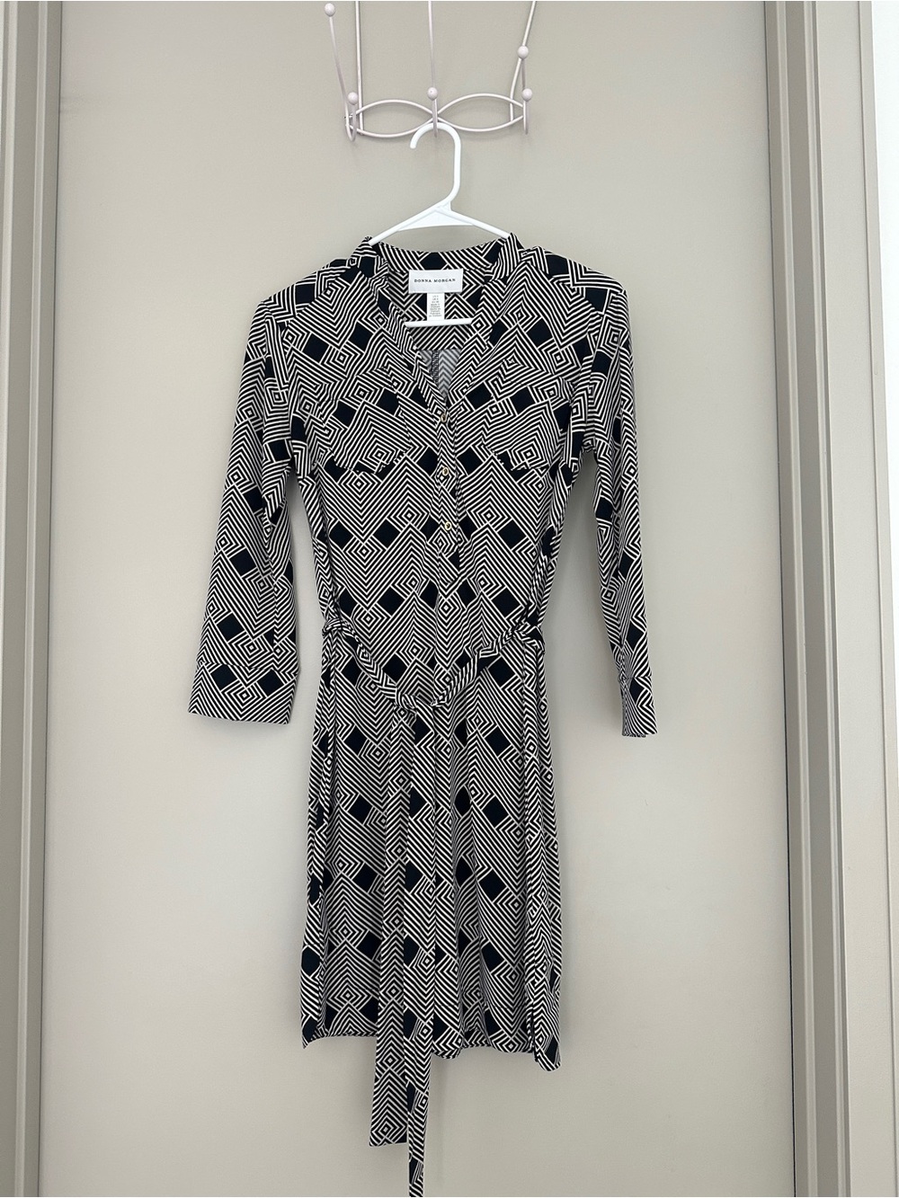 Donna Morgan black and white geometric print dress w/ belt & 3/4 sleeves